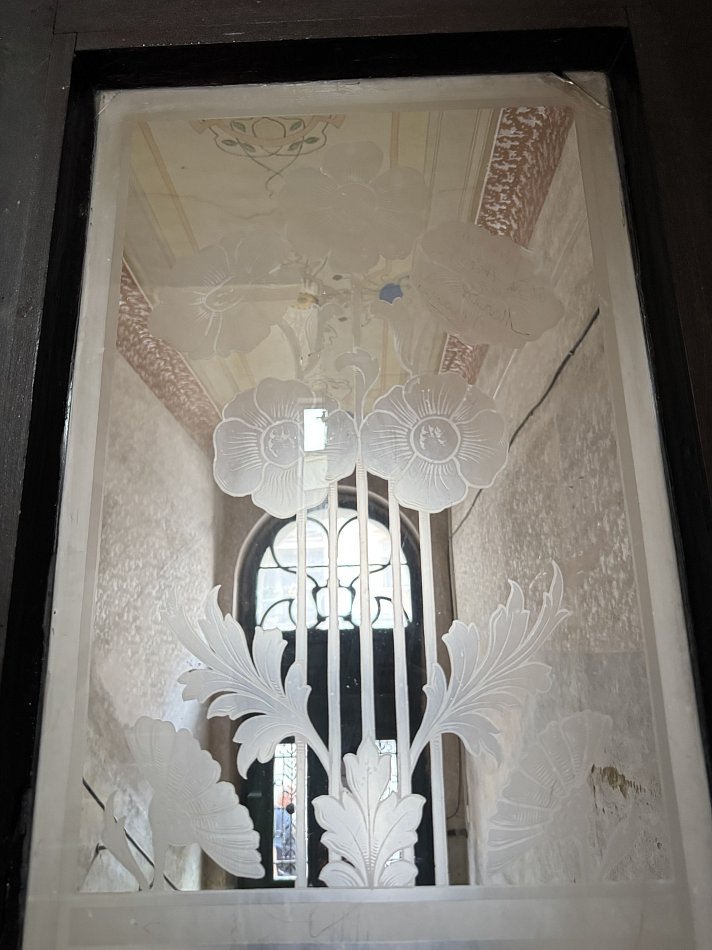 Detail leptaného skla ve dveřích